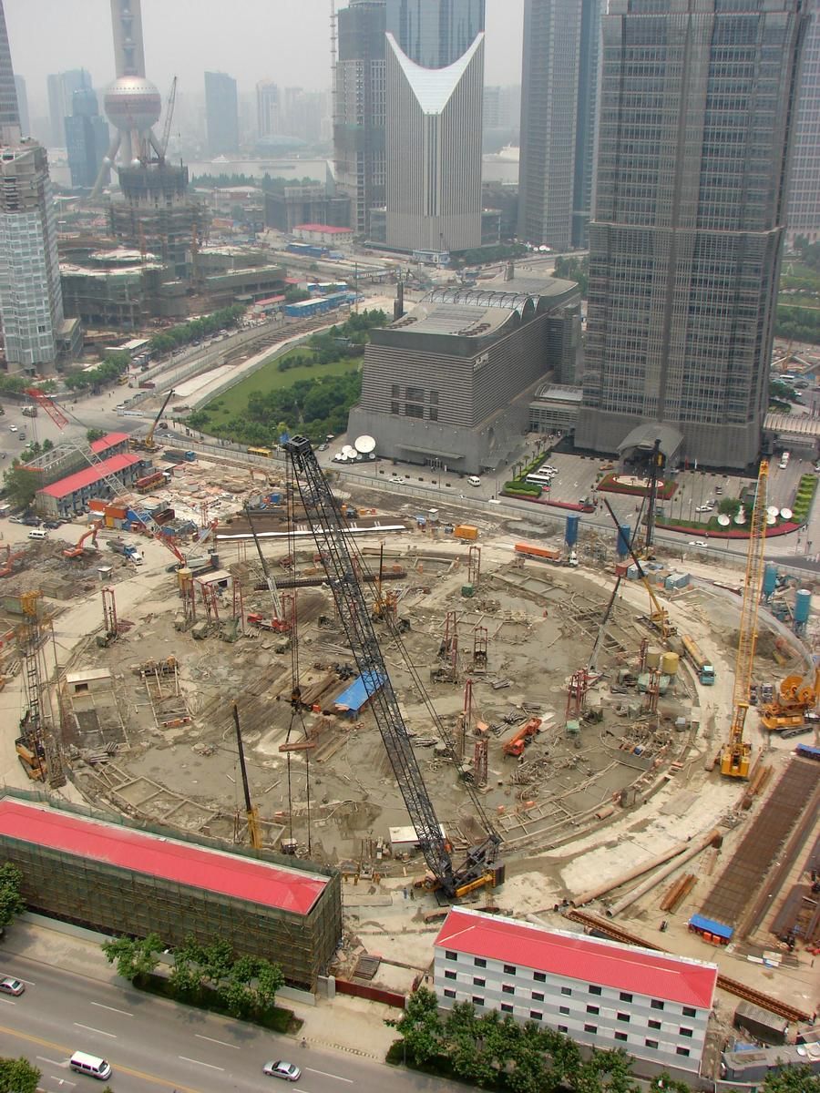 Mediendatei Nr. 221130 Baustelle des Shanghai Towers aus südlicher Perspektive (Juni 2009). Im Vordergrund Arbeiterunterkünfte. Im Hintergrund Jin-Mao-Tower und Oriental Pearl Tower