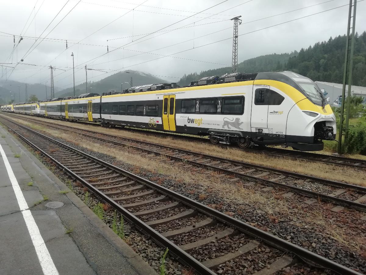 Ein Siemens Mireo in Hausach Der Zug ist im baden-württembergischen Landesdesign bwegt Lackiert. Die Züge werden auf der Rheintalbahn zwischen Offenburg und Basel eingesetzt.