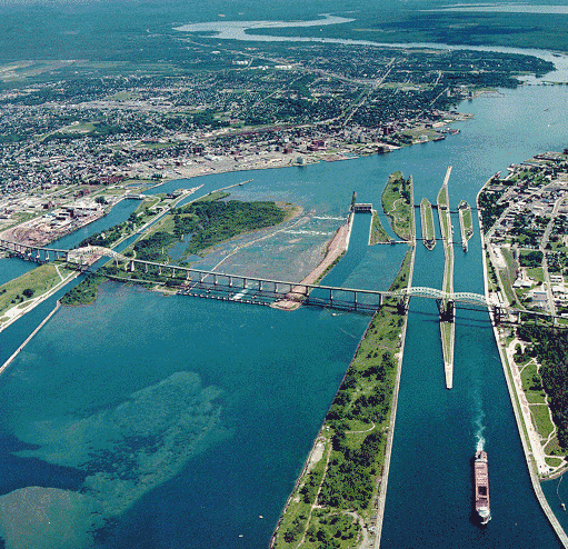 Fiche média no. 207981 Vue aérienne des Écluses du Sault sur la rivière Sainte-Marie, à la frontière américano-canadienne ; ces écluses permettent de franchir le Sault-Sainte-Marie et ainsi de joindre le lac Supérieur au lac Huron
