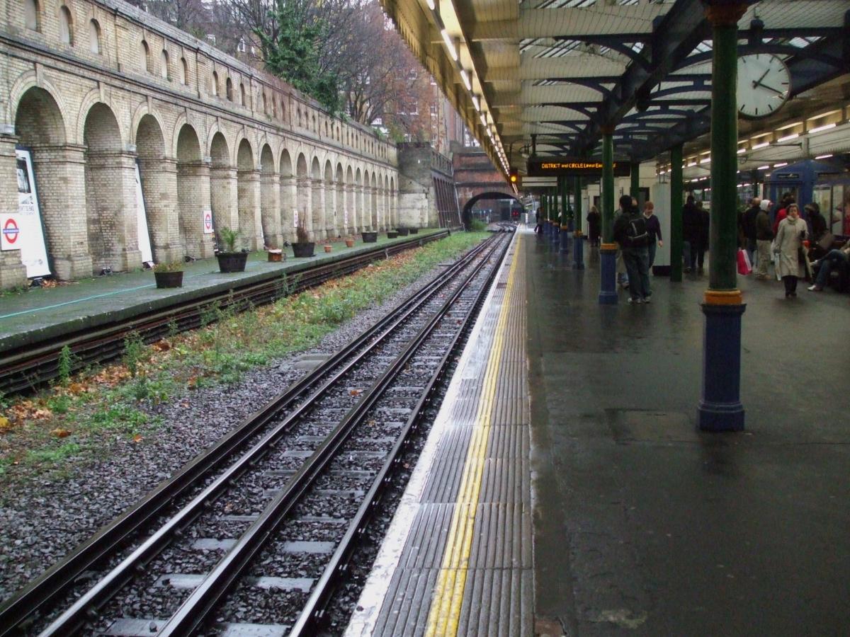 South Kensington tube station District and Circle line eastbound/anticlockwise platform looking east/anticlockwise Note remains of former Metropolitan eastbound platform on the left.