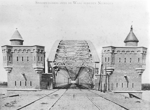 Brückentürme der Eisenbahnbrücke Nimwegen 