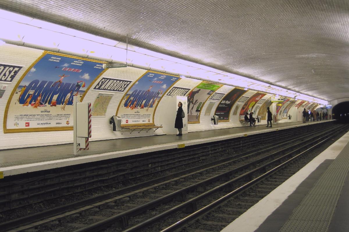 Quai direction Pont de Sèvres de la station Saint-Ambroise du métro parisien. 