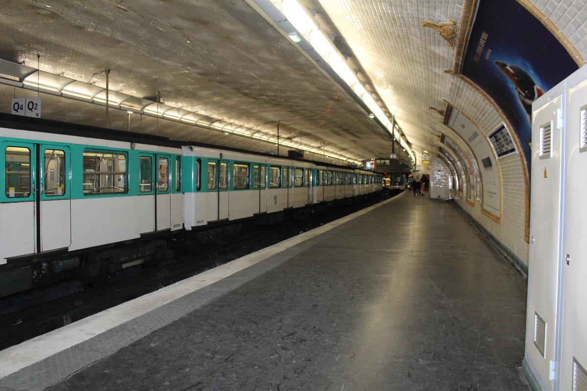 Pont de Levallois - Bécon Metro Station 