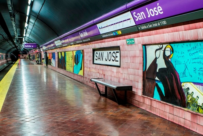 Murals depicting the Argentine film Moebius at San José station on Line E of the Buenos Aires Underground 