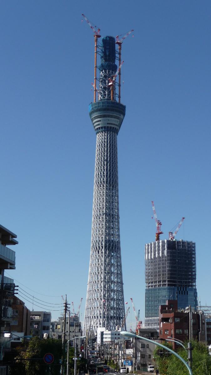Media File No. 178114 Tokyo Sky Tree under construction at a height of 497 m. Assembly of the main tower section was completed on 23 October 2010. The gain antenna will then be raised, taking the height to 634 m.　Initial assembly of the supports for the 2nd observatory started on 27 October 2010