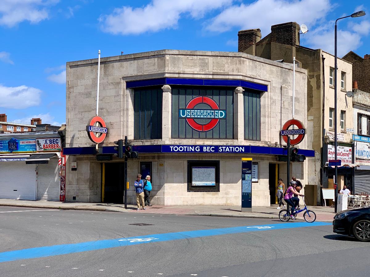 Nördliches Eingangsgebäude der Tube-Station Tooting Bec, im Vordergrund Bodenmarkierungen für den Cycle Superhighway 7 