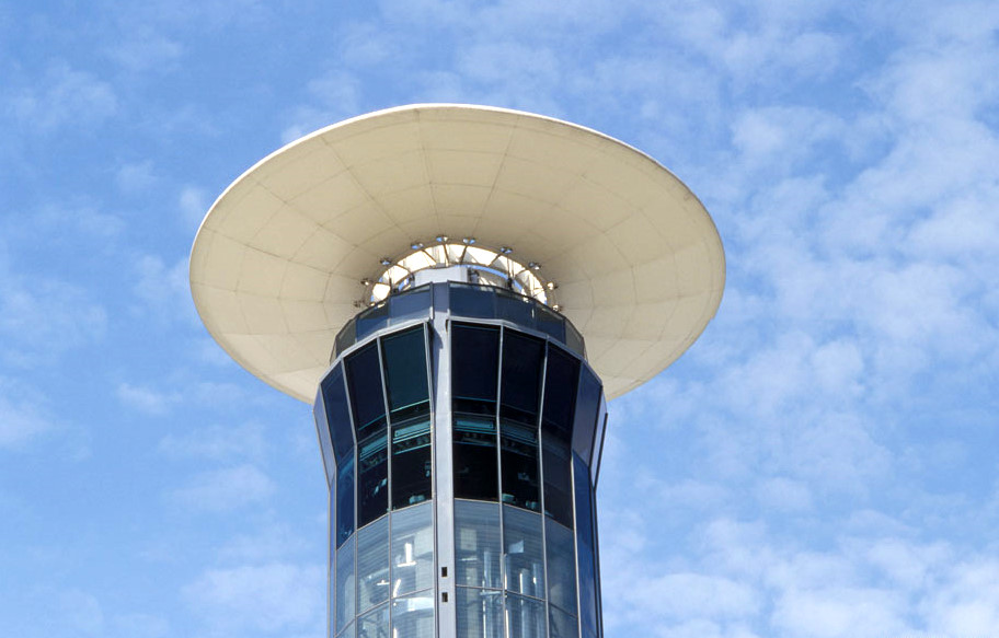 Flughafen Charles de Gaulle - Kontrollturm am Terminal 2 