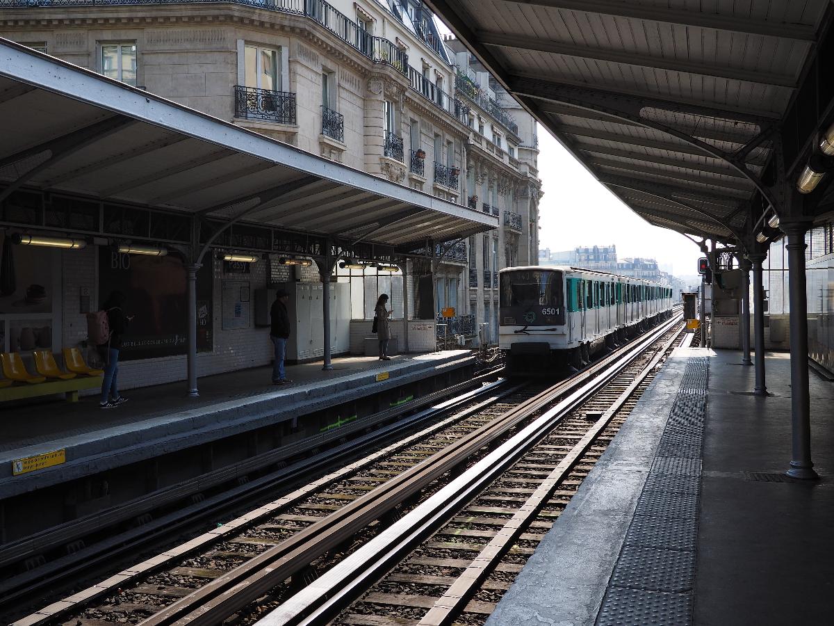 A train travelling towards Charles de Gaulle–Étoile arriving at Passy metro station 