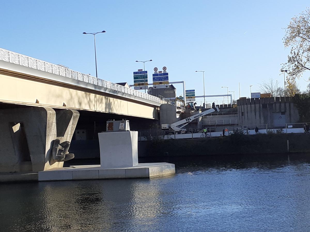 Travaux de construction de la passerelle pour vélos et piétons doublant le pont de Nogent en 2021 