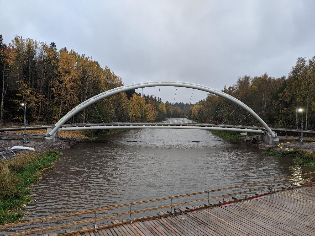 Tulvaniitynsilta bridge over the Vantaa river, Helsinki, Finland; photographed from the old railway bridge (Maaherrantien silta) 