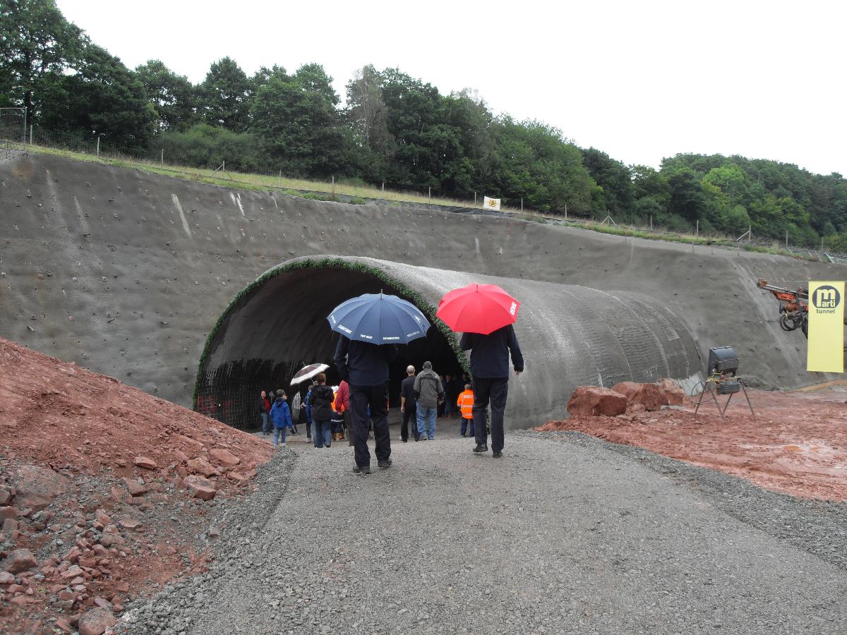 Tunnel Küchen während des Baus Bauzustand des Westportals bei der Offiziellen Durchstichfeier am 26.08.2014 Die Südröhre ist noch nicht durch.