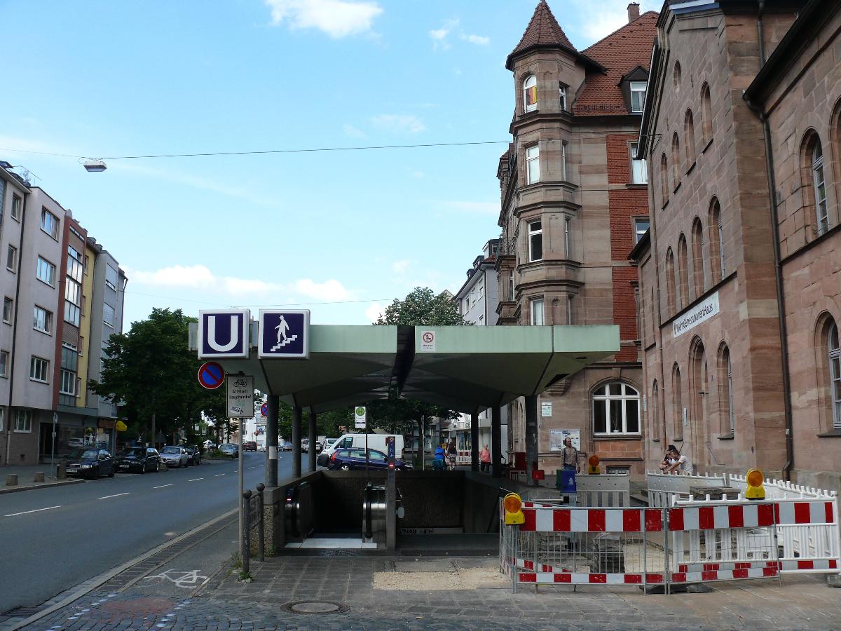 Zugang an der Oberfläche am U-Bahnhof Schweinau in Nürnberg 