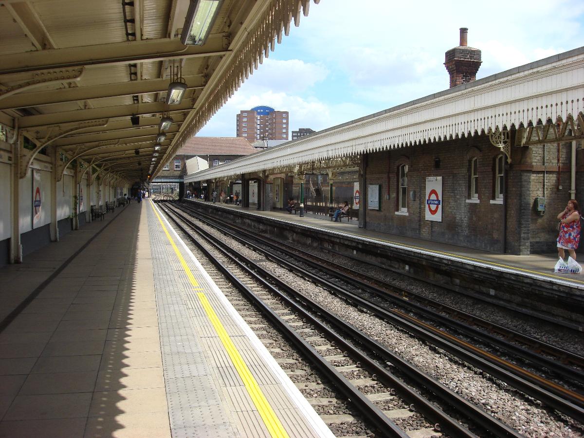 Upton Park tube station, eastbound platform 