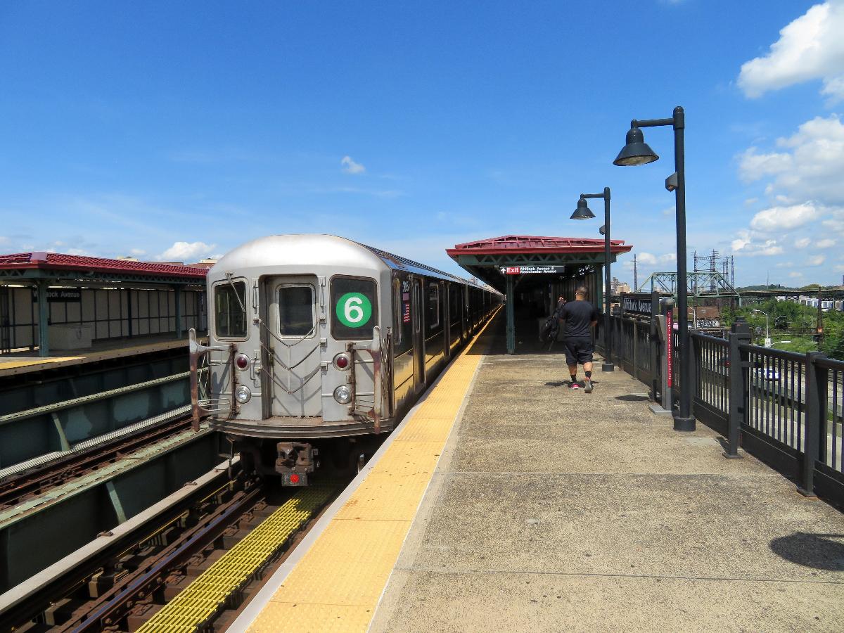 An uptown 6 train at Whitlock Avenue station 