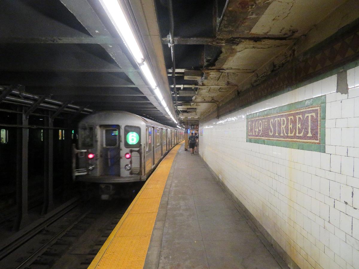 An uptown 6 train leaving East 149th Street station 