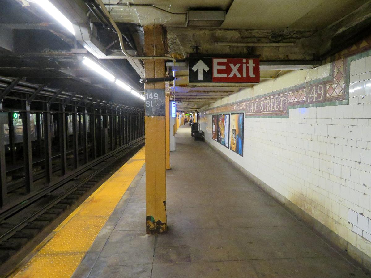 The uptown platform at East 149th Street station 
