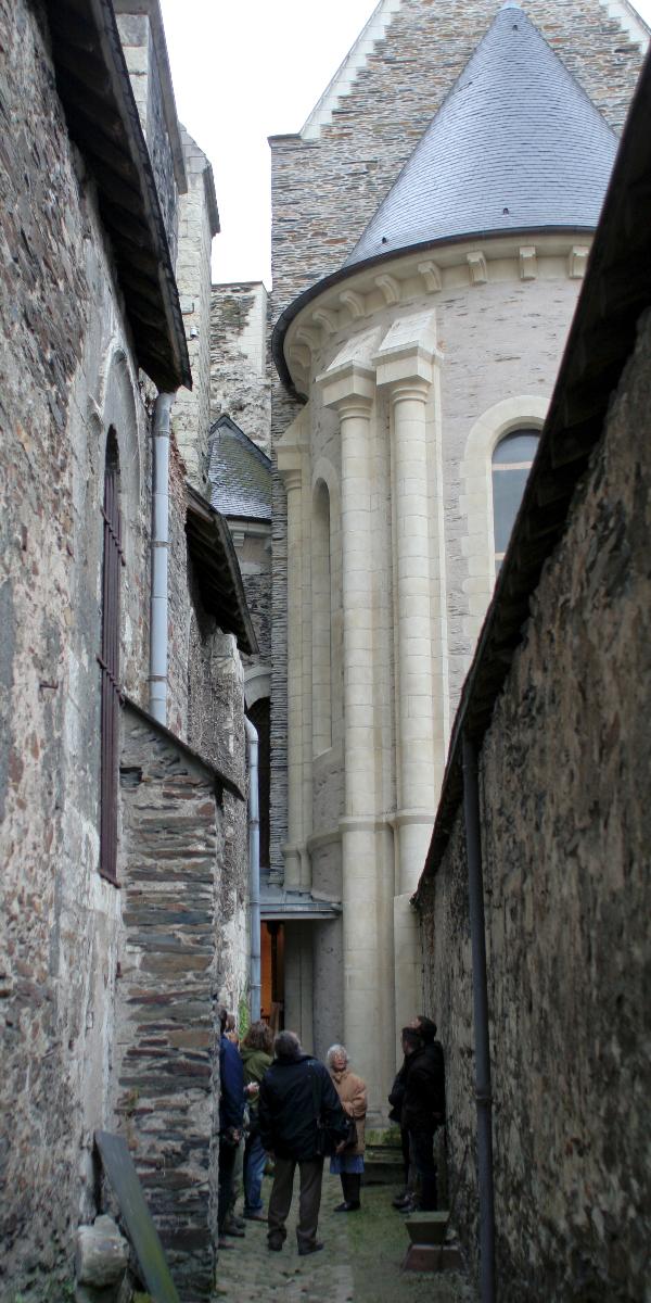Venelle entre de l'église de la Trinité et l'abbaye du Ronceray à Angers Maçonnerie schiste, colonnes, entourage des fenêtres et corniche en tuffeau