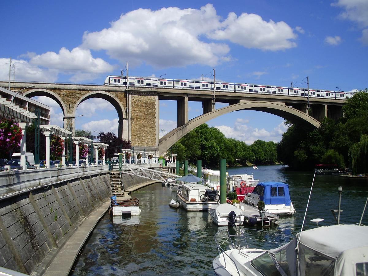 Railway bridge of Nogent-sur-Marne, Val-de-Marne, France, seen from the quai du port (harbour embankment) in Nogent-sur-Marne 