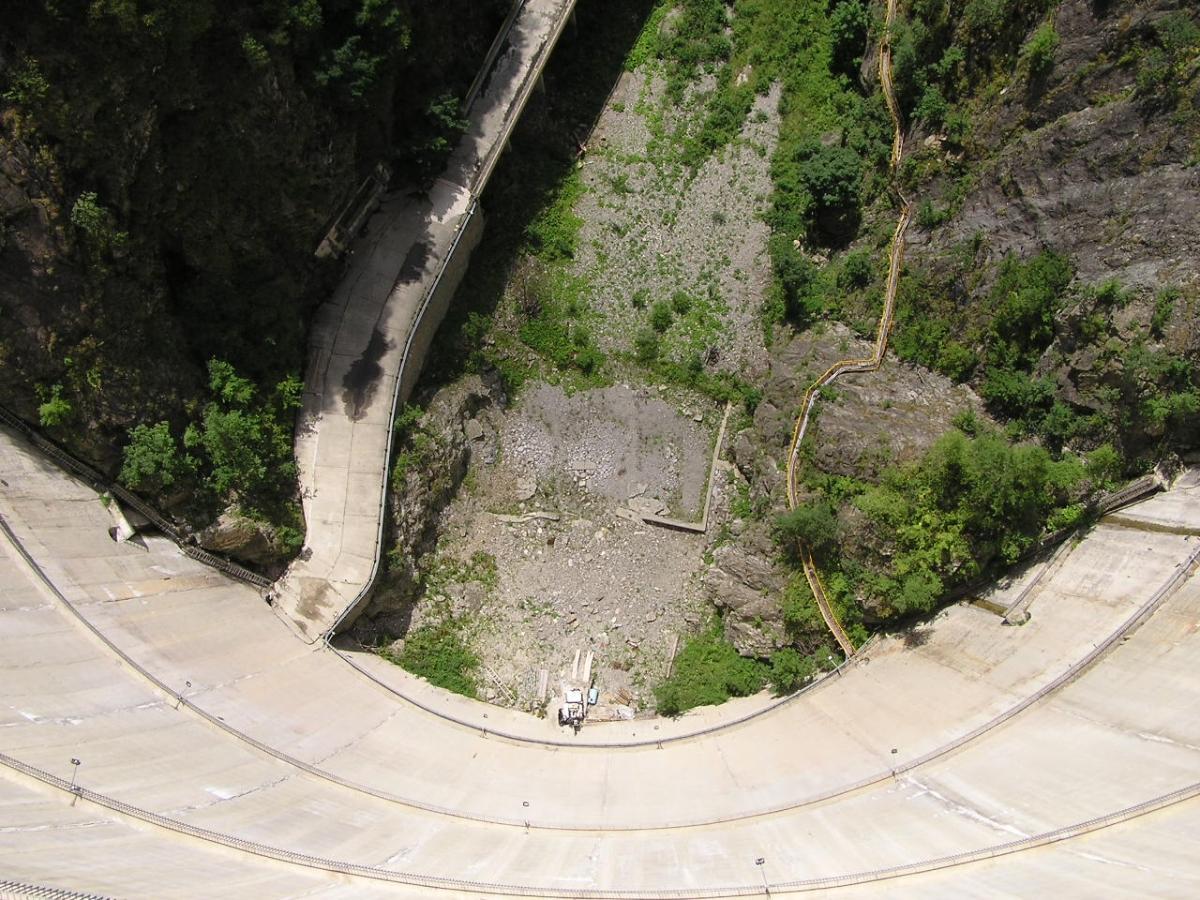 Dam of the Lake Vidraru in Romania 
Deutsch&58; Talsperre Vidraru in Rumänien 