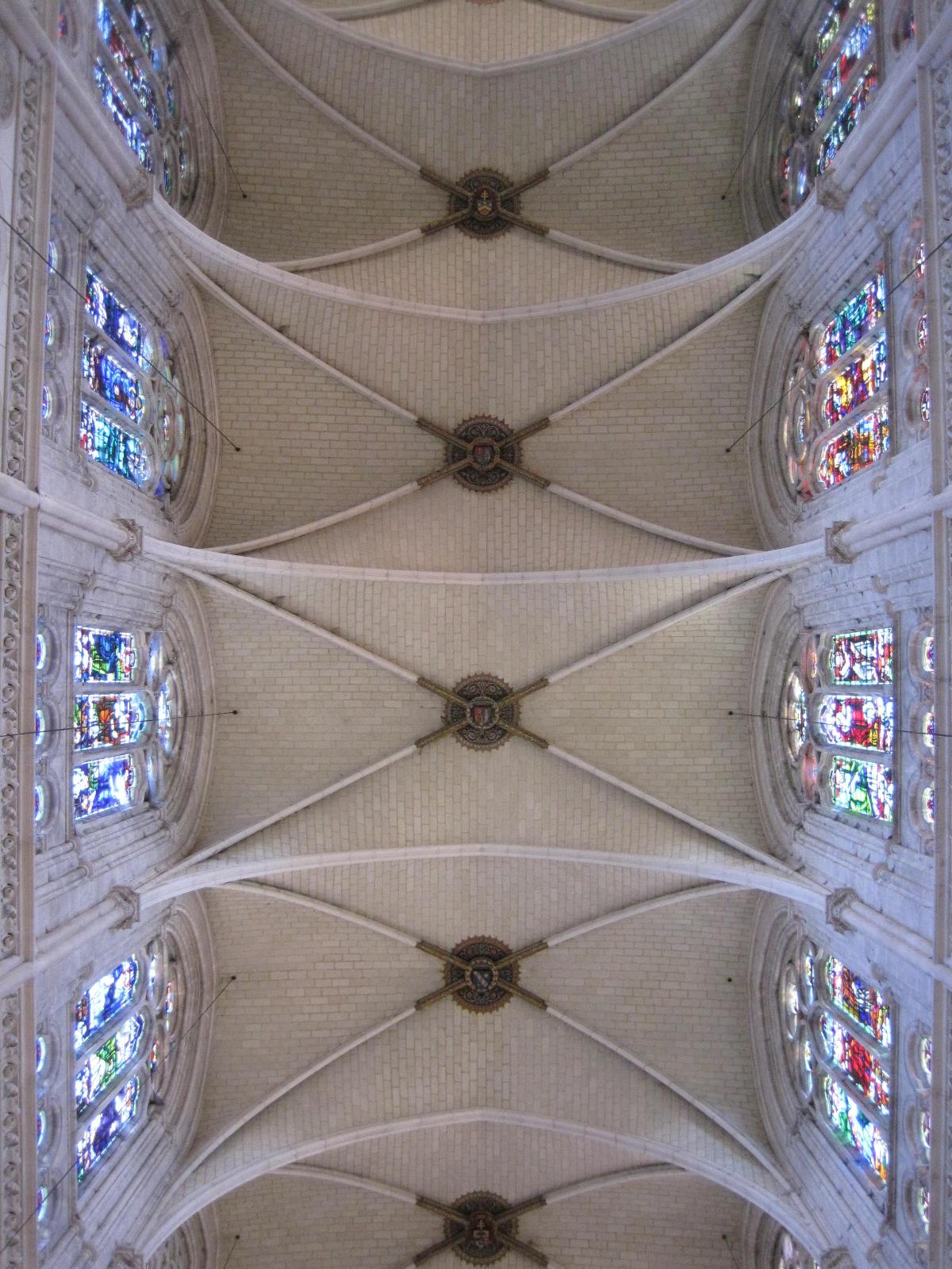 Voûte de la basilique de la Chapelle-Montligeon, dans l'Orne. 