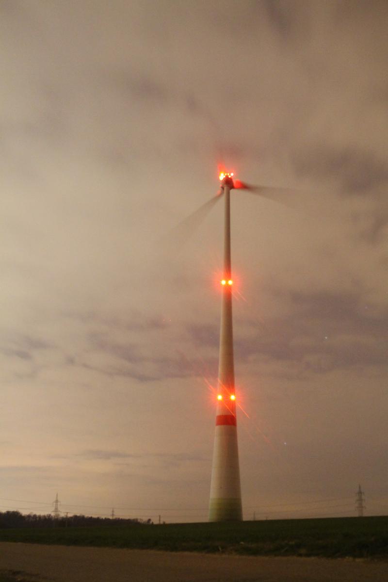 Enercon E-82 Windkraftanlage Ingersheim bei Nacht 