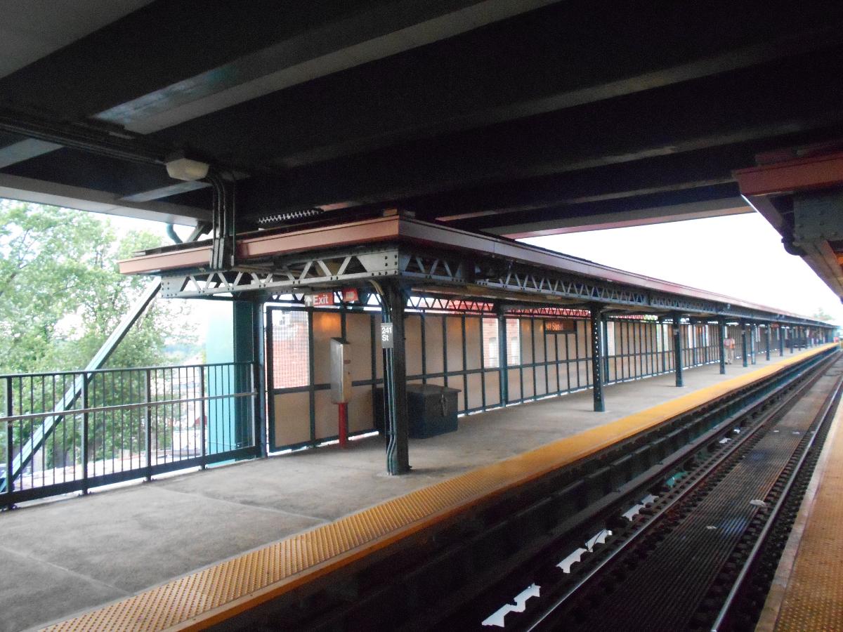 Wakefield – 241st Street Subway Station (White Plains Road Line) 