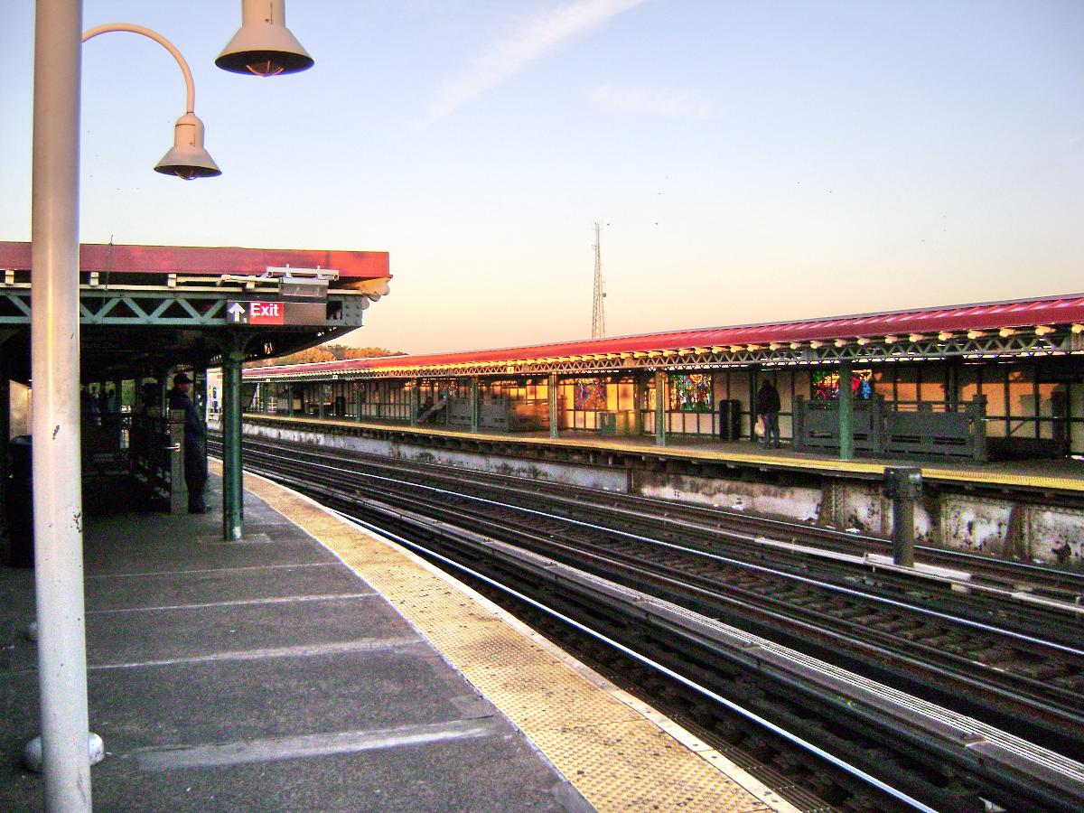Looking north in the West Farms Square-East Tremont Avenue subway station 