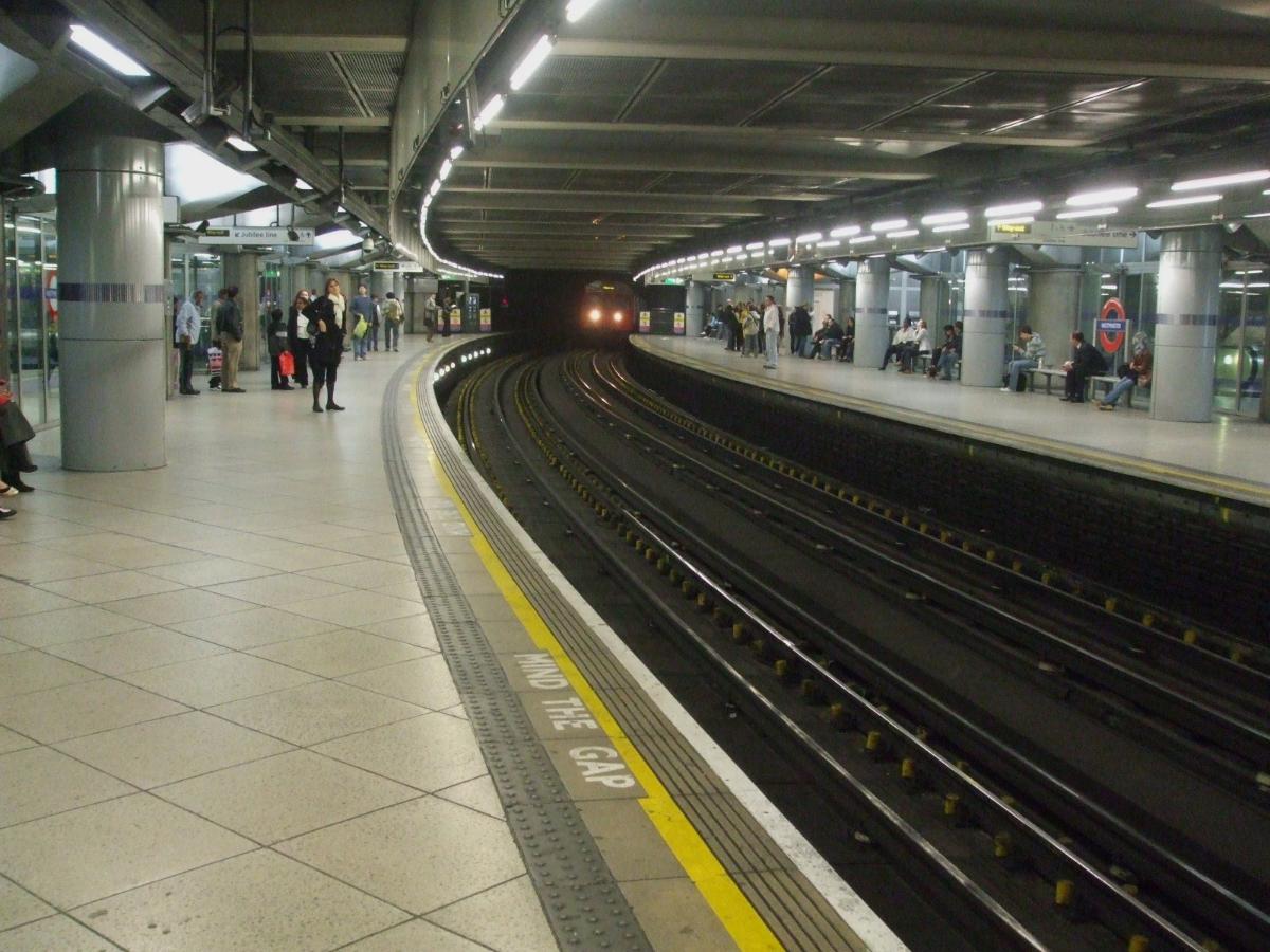 Westminster station Circle/District line platforms looking clockwise/westbound, with C Stock train arriving with an anti-clockwise Circle line service 