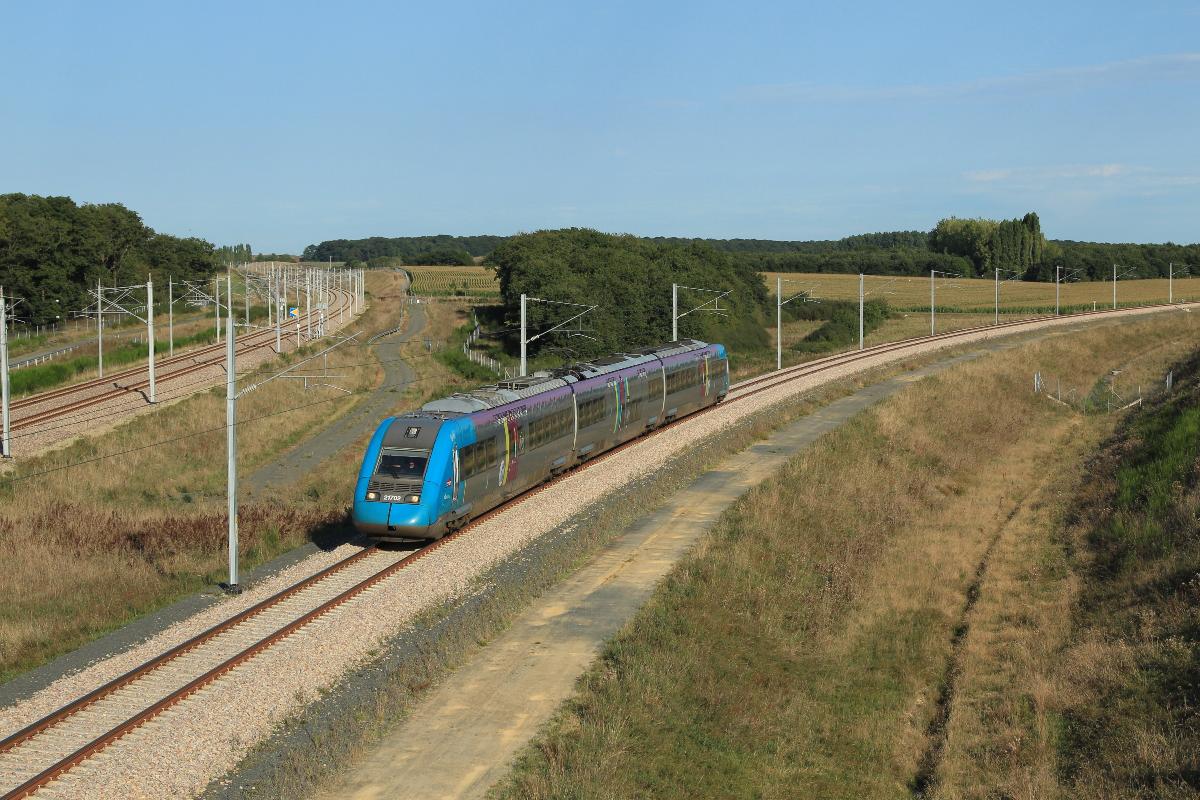 LGV Bretagne - Pays de la Loire La Z TER n°21701/2 assurant le TER 857724 (Nantes - Rennes) passe sur la virgule de Sablé, à Auvers-le-Hamon