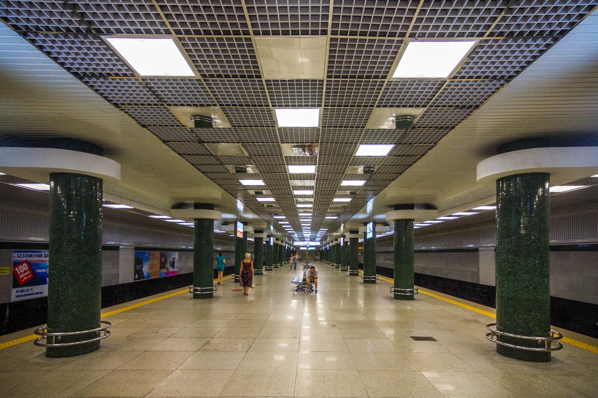 Metrobahnhof Holosiivska 