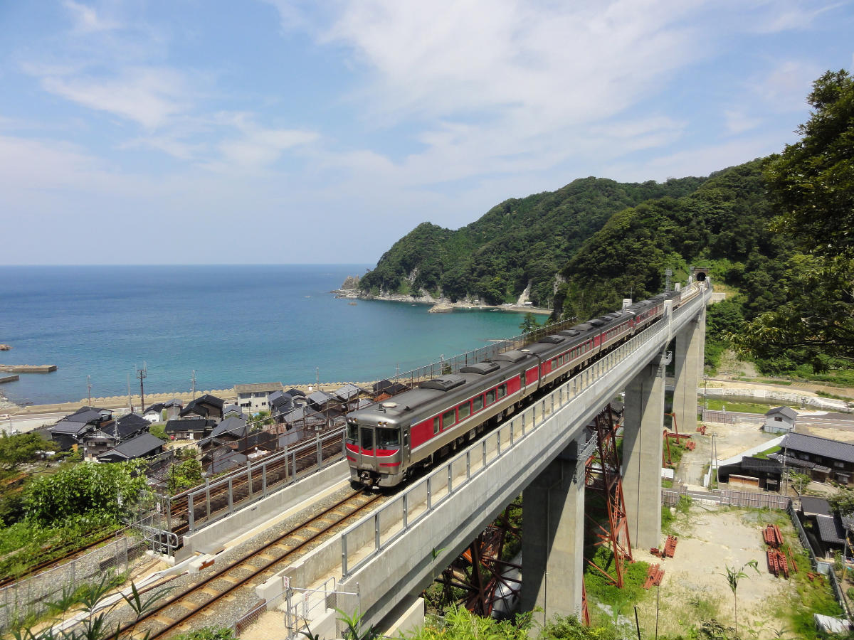 A JR West KiHa 189 series DMU on a limited express service crossing the Amarube Viaduct on the Sanin Main Line 