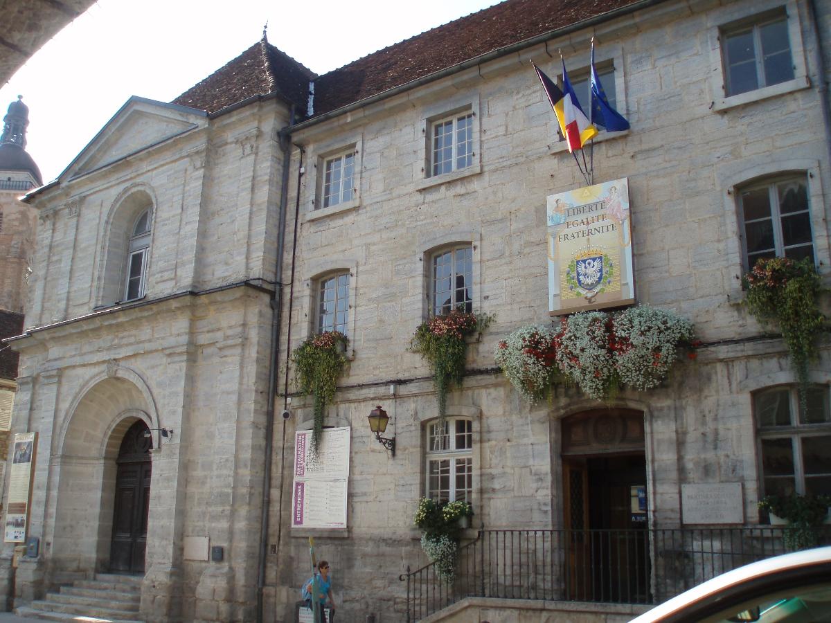 Ancien couvent des Ursulines, actuel Hôtel de Ville et tribunal (entrées) d'Arbois (39) 