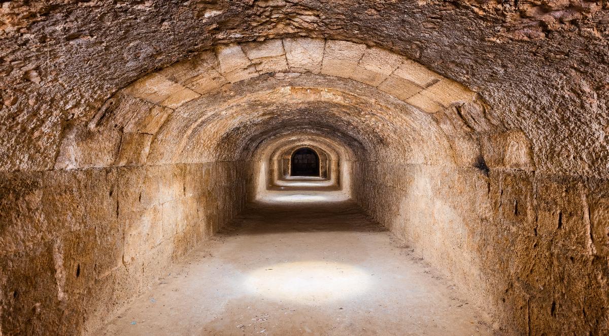 Amphitheater El Djem Hypogäum des Amphitheaters von El Djem (Tunesien) befindet sich im archäologischem Teil der Stadt. Auf beiden Seiten des Tunnels befinden sich die Zellen, indem die Tiere für die Spiele mit den Gladiatoren vorgehalten wuden. Das Amphitheater, seit 1979 ein UNESCO-Weltkulturerbe, wurde ca. 238 n.Chr. Erbaut, als das jetzige Tunesien zur römischen Provinz Africa gehörte. Es ist das drittgrößte Amphitheater und eine der besterhaltenen römischen Ruinen der Welt. Mit einer Kapazität von 35 000 Zuschauern innerhalb einer Achse von 148 mal 122 Metern ist sie einzigartig in Afrika.