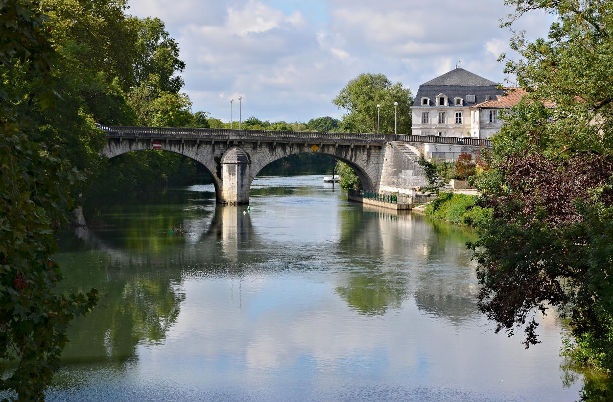 Bras de la Charente et partie nord du pont de Saint-Cybard, vus de l'île Marquais, Angoulême, Charente, France. 