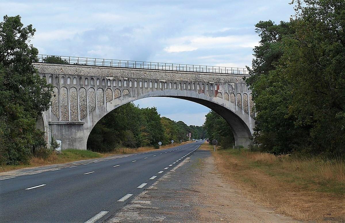Aqueduc de la Vanne, entre Ury &amp; Fontainebleau traversant la départementale D152 