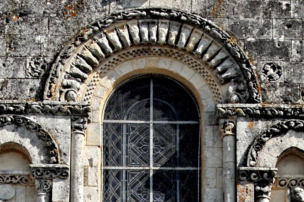 Pfarrkirche Saint-Pierre-de-Pérignac, Archivoltenfenster, mit Pferdeköpfen 