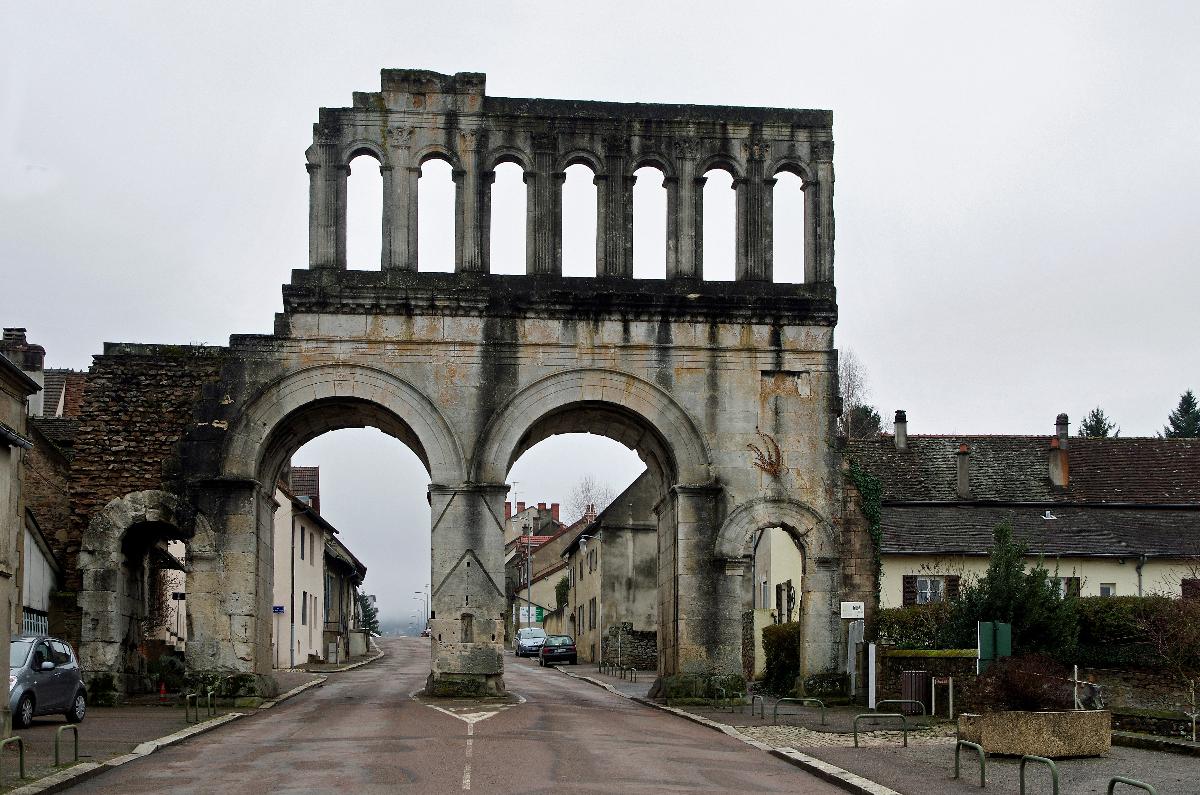 Autun (Saône-et-Loire)
Porte d'Arroux (Ier siècle av. J.C.) L'enceinte antique d'Autun était percée de quatre portes monumentales, dont trois substistent. 
La porte d'Arroux, au nord; la porte Saint-André, à l'est; la porte Saint-Andoche, dont il ne subsiste qu'une tour, à l'ouest; la porte de Rome, qui a disparu, au sud.
Les quatre portes sont bâties sur le même modèle : deux grandes arches jumelles, pour le passage des chariots, encadrées de deux petites arches pour celui des piétons. Ces arches sont encadrées de deux tours en fer à cheval. Les arches sont surmontées d’une galerie. Les décors de chacune des portes sont par contre différents. Des indices suggèrent qu'il y avait des accès secondaires.
La porte d'Arroux était sur la Via Agrippa qui reliait Saintes (Mediolanum Santonum) à Lyon (Lugdunum) en passant par Clermont-Ferrand (Augustonemetum) et Limoges ( Augustoritum). 
A l'extrémité nord de la principale rue de la ville -cardo maximus), la porte d'Arroux ouvrait en direction de Sens. 
Construite en "grand appareil" les grandes baies centrales étaient fermées par des herses et les petites baies par de simples battants.
Au Moyen-Âge, on avait appliqué une petite chapelle contre le pilier central. Chapelle dédiée à la Vierge et qui sera démolie en 1780.