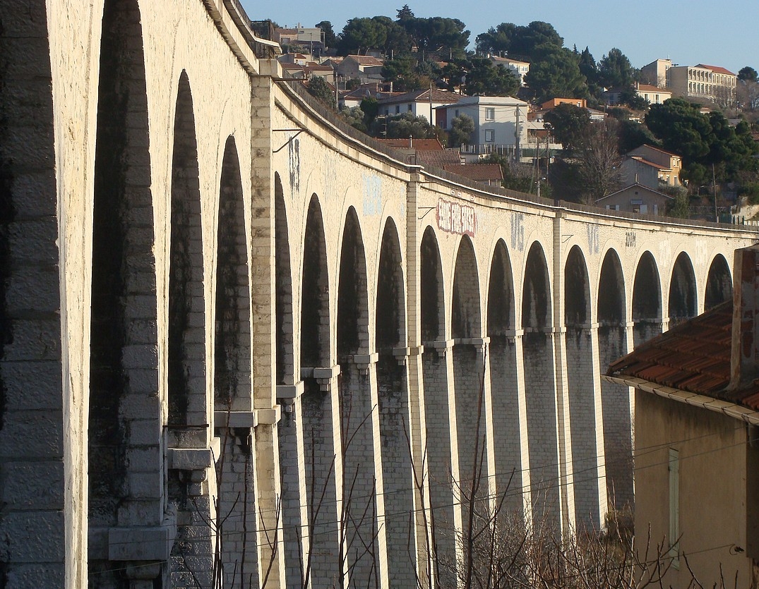 Le viaduc des Aygalades (face sud) vu de la traverse du Viaduc (rive droite du vallon) Sur la photo, 17 des 18 arches du viaduc