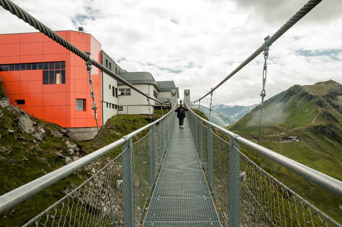 Die Hängebrücke von der Bergstation der Gasteiner Bergbahnen zum Gipfel des Stubnerkogels (2246 m) 