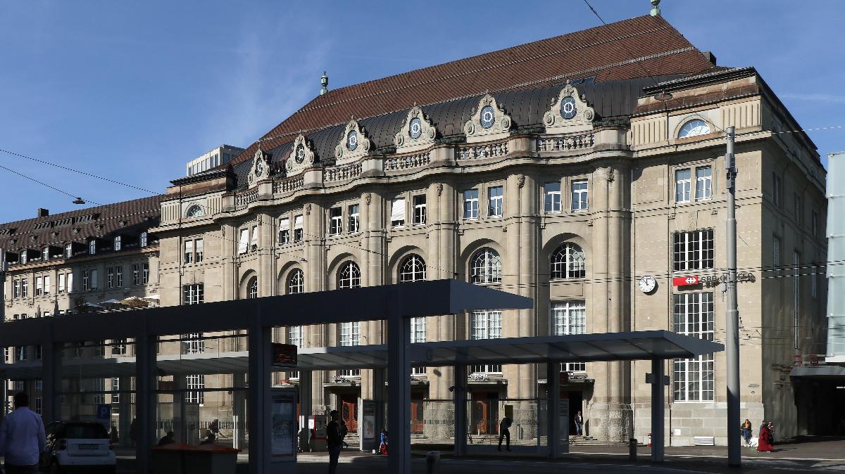 Bahnhof St. Gallen, Schweiz; Blick vom Bahnhofsvorplatz 