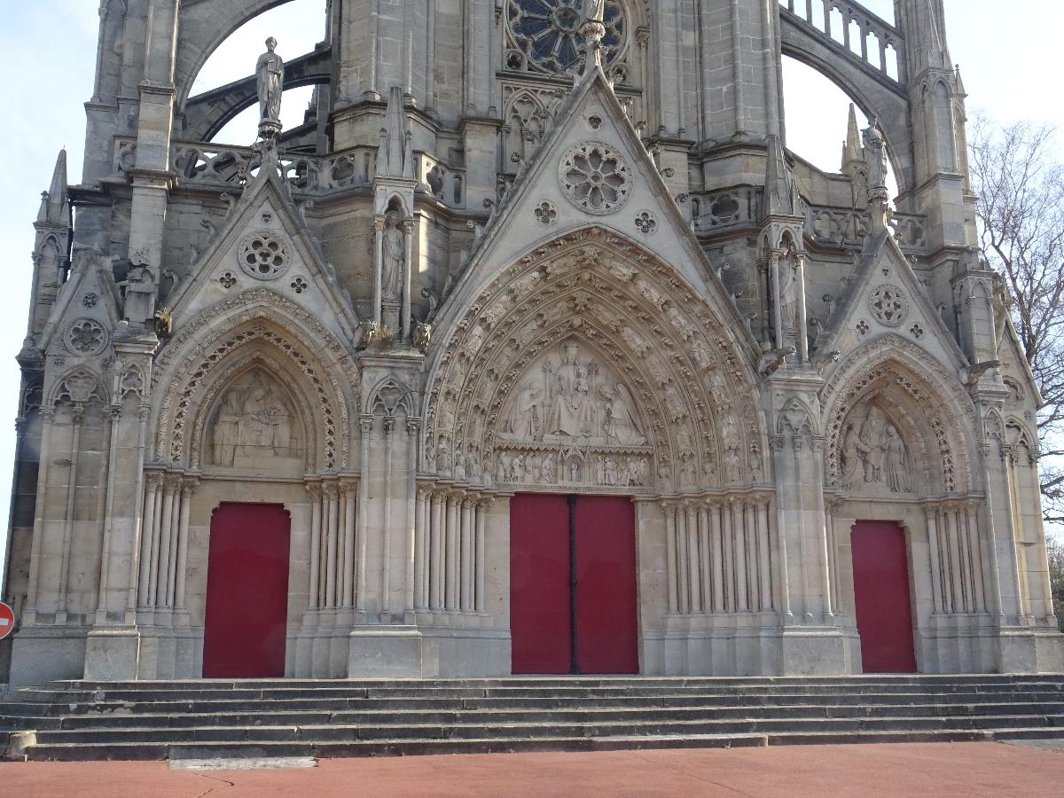 Bonsecours (Seine-Maritime, France) : portails occidentaux de la basilique Notre-Dame de Bonsecours 