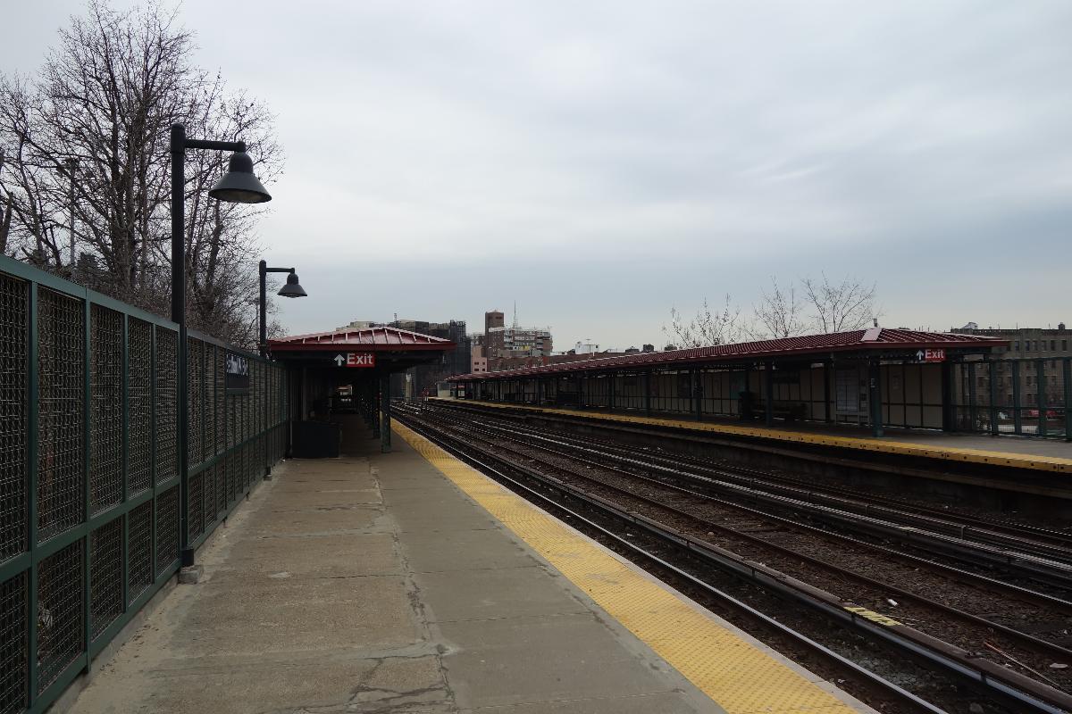 Downtown platform of the Bedford Park Boulevard – Lehman College IRT station Located above Jerome Avenue and Bedford Park Boulevard in Jerome Park / Bedford Park, Bronx