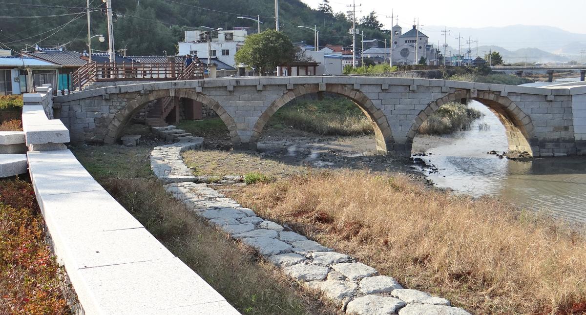 The Beolgyo Stone Arch Bridge spans the Beolgyo River in Beolgyo, South Jeolla Province, South Korea The Beolgyo Stone Arch Bridge spans the Beolgyo River in Beolgyo, South Jeolla Province, South Korea.
Beolgyo Arch Bridge was originally built in 1729 and then called the Rainbow Bridge. Restored in 1737 and 1844 the bridge takes its present form from work completed in 1984.
Beolgyo Arch Bridge is Treasure # 304.