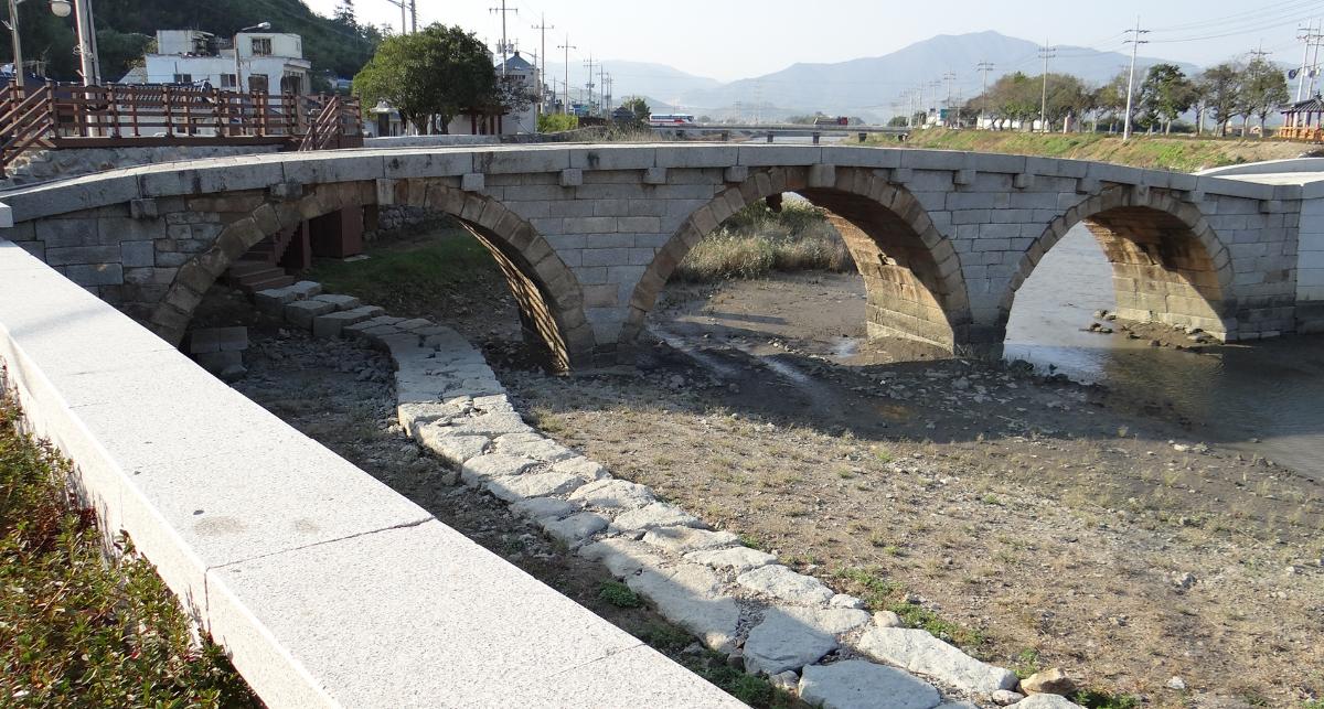 The Beolgyo Stone Arch Bridge spans the Beolgyo River in Beolgyo, South Jeolla Province, South Korea The Beolgyo Stone Arch Bridge spans the Beolgyo River in Beolgyo, South Jeolla Province, South Korea.
Beolgyo Arch Bridge was originally built in 1729 and then called the Rainbow Bridge. Restored in 1737 and 1844 the bridge takes its present form from work completed in 1984.
Beolgyo Arch Bridge is Treasure # 304.