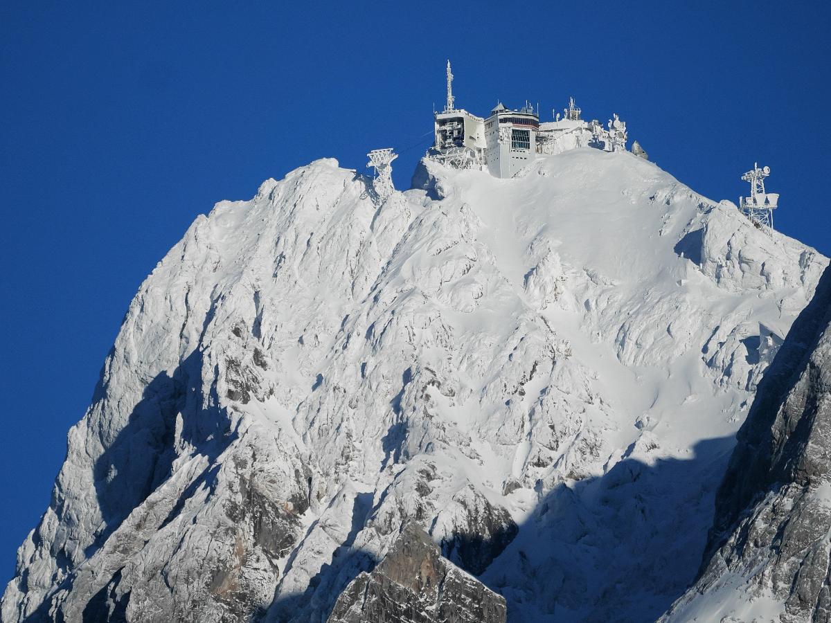 Bergstation der Tiroler Zugspitzbahn im Winter nach Neuschnee vom Ehrwalder Becken aus gesehen 