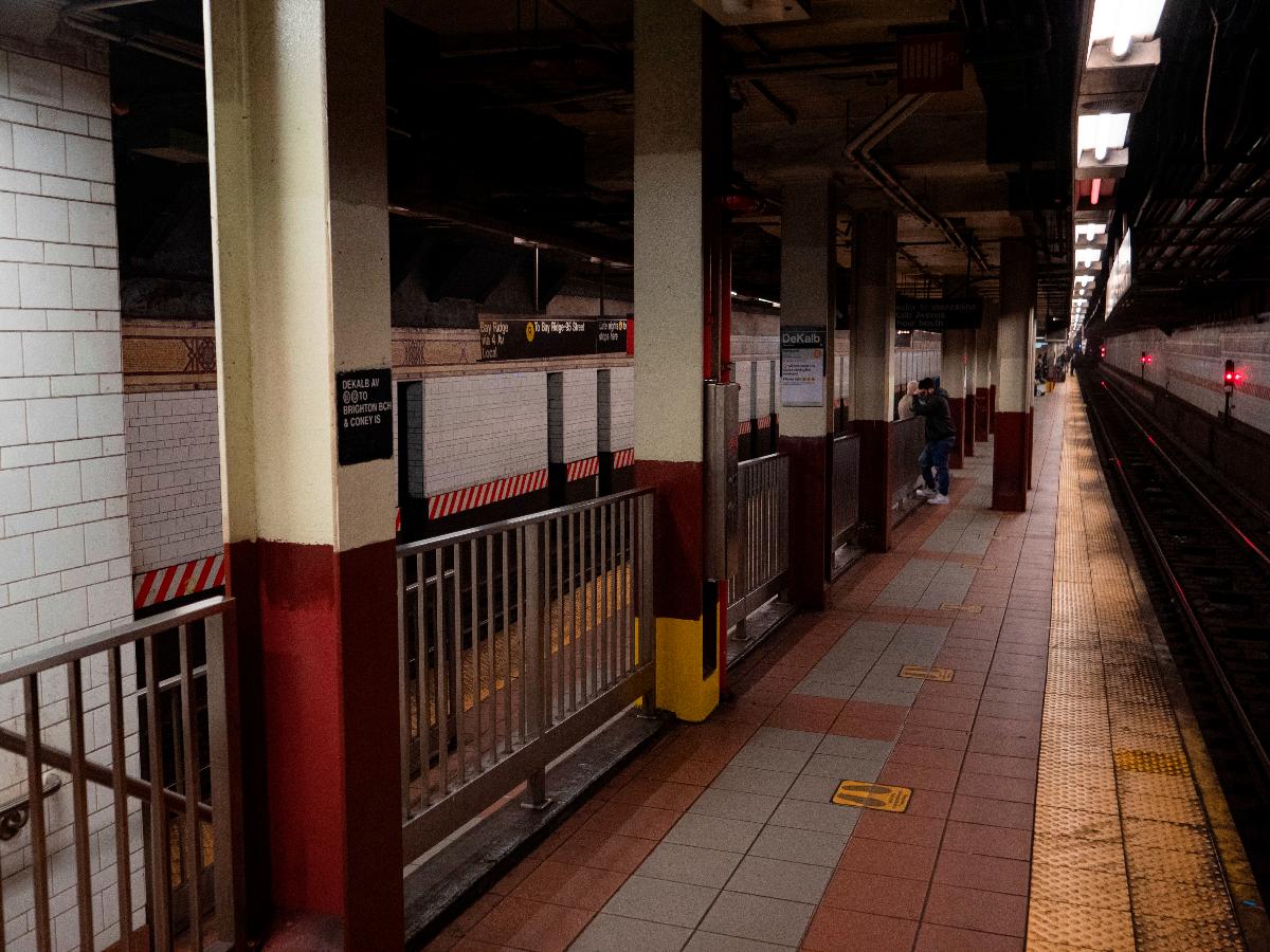 The northern end of the southbound platform of the BMT 4th Avenue Line's Dekalb Avenue station, where the platform splits in elevation 