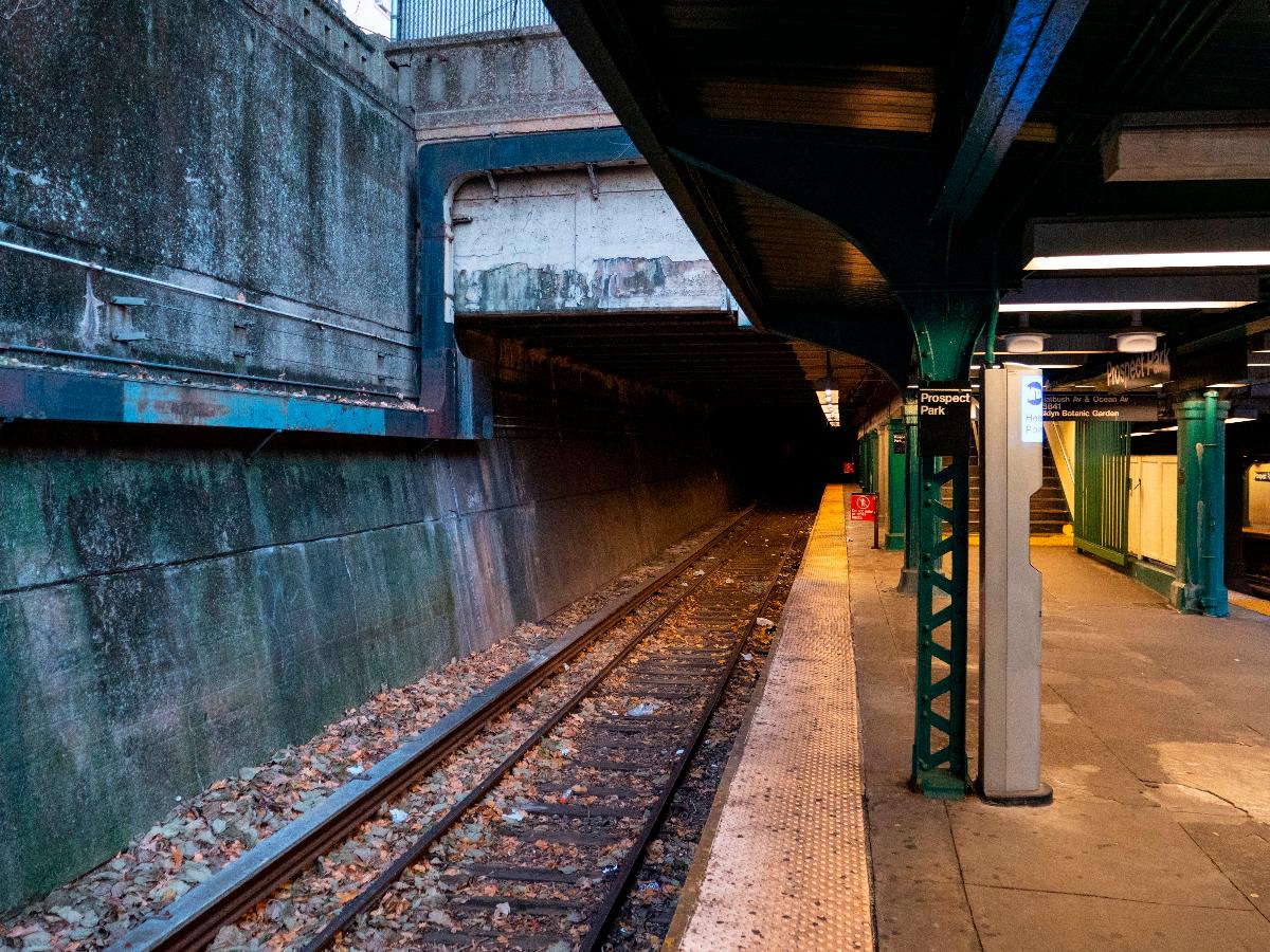 Malbone Street Tunnel at the southbound platform of the BMT Brighton Line's Prospect Park station 