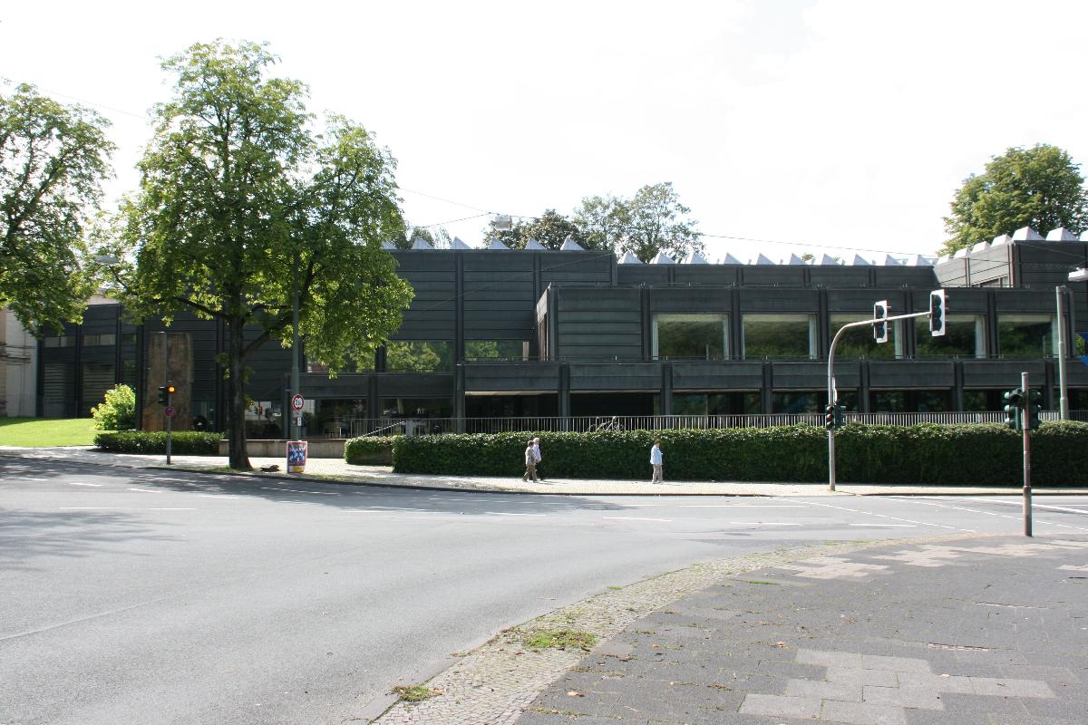 Kunstmuseum, Kortumstraße 147 in Bochum (links); Bergstraße (rechts); Kurfürstenstraße (Vordergrund links) 