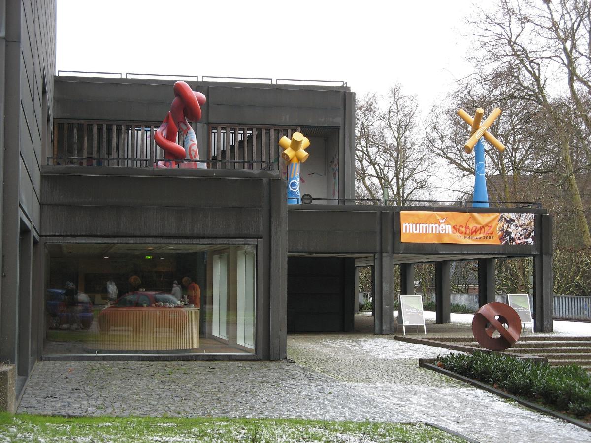 Kunstmuseum Bochum (mit rechts: Skulptur von Max Bill). Die Sammlungsschwerpunkte liegen in zeitgenössischer, ost- und mitteleuropäischer Kunst. Der Eigenbesitz umfaßt ca. 4000 Bilder, in wechselnden Ausstellungen werden Kunstwerke auch aus fremden Beständen als auch eigene Objekte gezeigt.