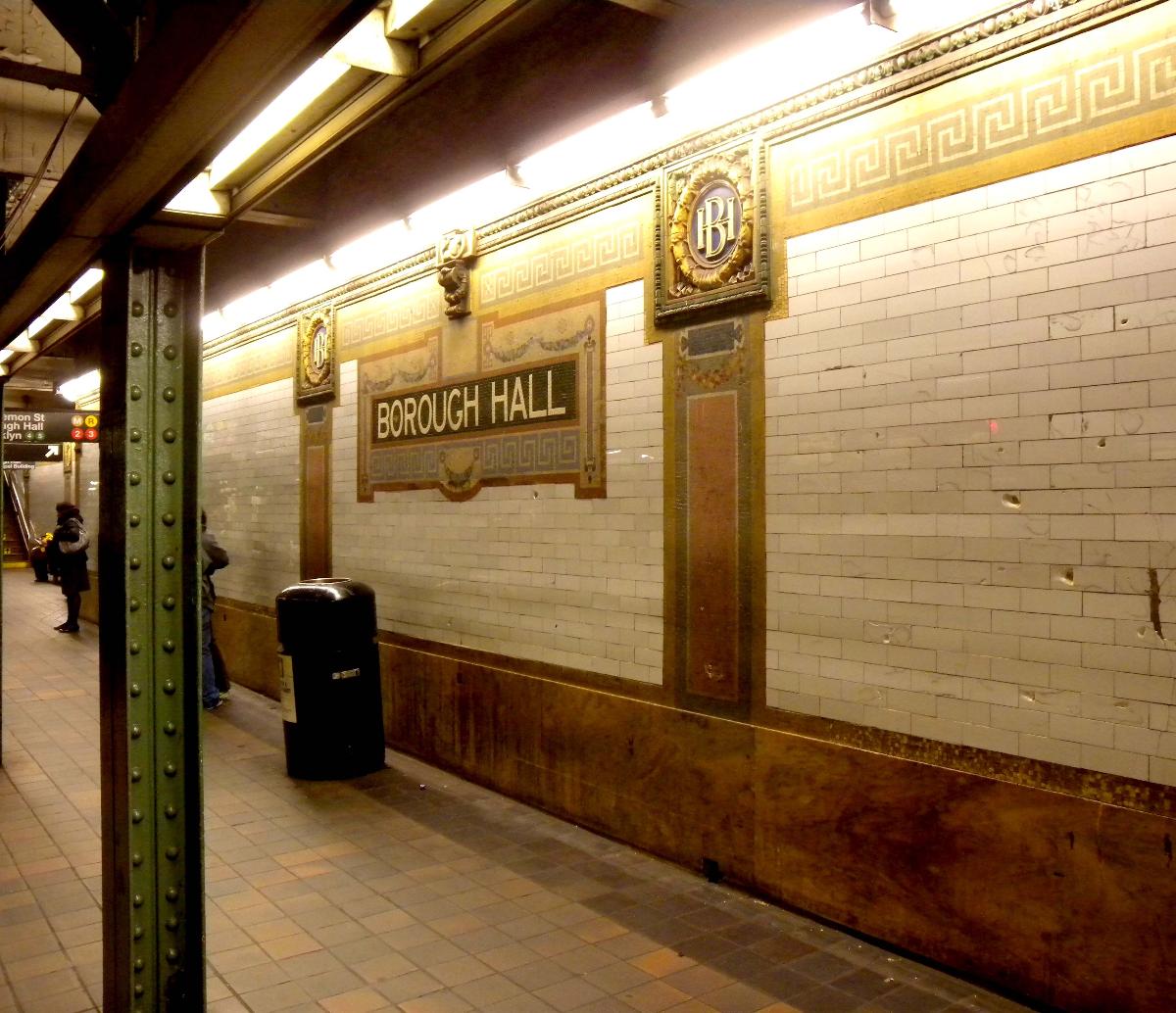 Station identification mosaic and cartouches in Lexington Avenue platform of en:Court Street–Borough Hall (New York City Subway) 